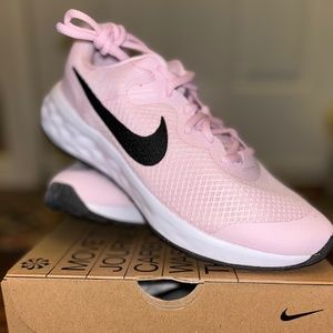 Nike Revolution